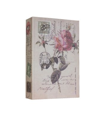 Boekkluis vooraanzicht met een roos afbeelding waarop een ansichtkaart met stempels en postzegels is afgedrukt